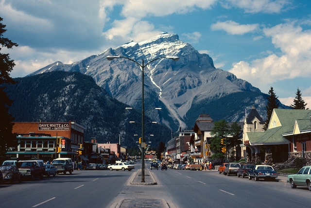 Luxury vehicle transportation to Banff hotels