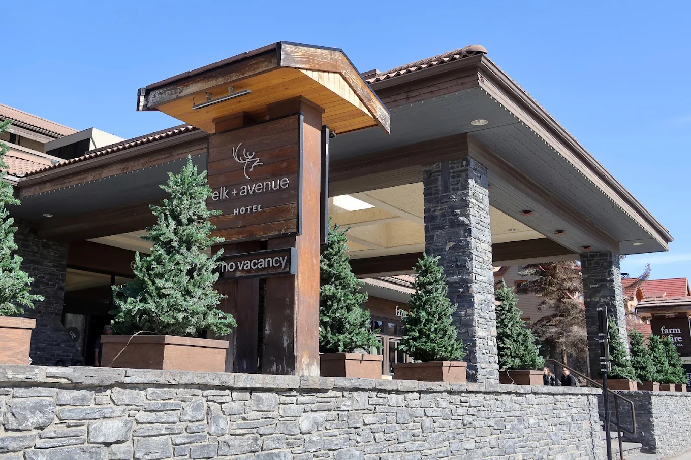 Direct transfer service to Elk + Avenue Hotel